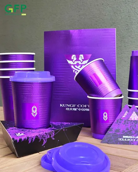 이중벽 종이컵으로 만든 일회용 커피잔으로 뚜껑이 있어 가져갈 수 있음